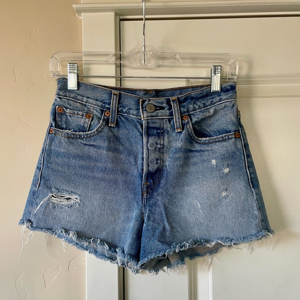 Levi’s 501 Distressed Shorts - Size 26